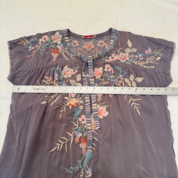 Johnny Was Short Sleeve Gray Pull-Over Shirt Colorful Embroidered Flowers Medium - Picture 10 of 14